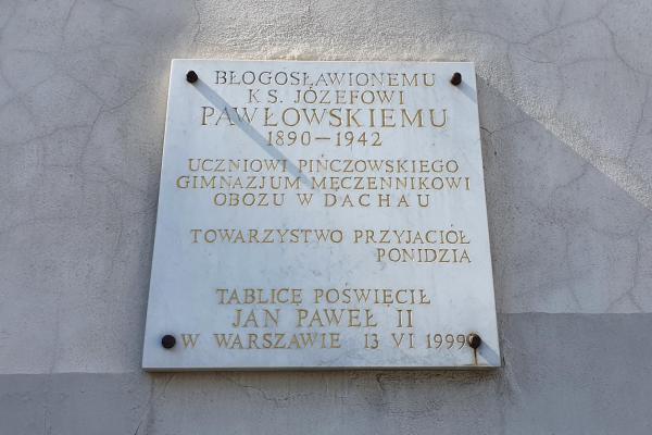 Pińczów - Tablica poświęcona księdzu Józefowi Pawłowskiemu