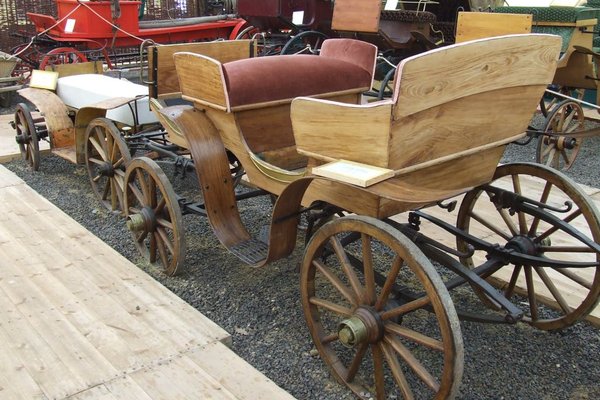 Muzeum Pojazdów Konnych Dworu i Wsi Kieleckiej - Zgromadzone w muzeum pojazdy pochodzą z lat 1900 -1950. - fot. Z. Strojecki