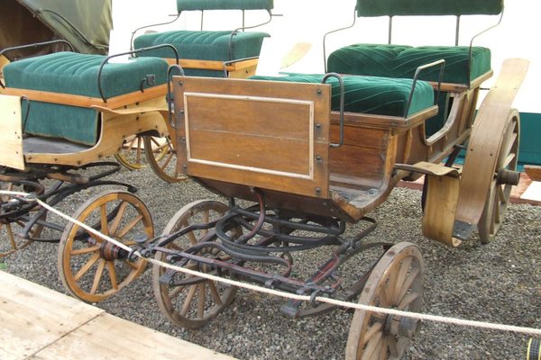 Muzeum Pojazdów Konnych Dworu i Wsi Kieleckiej - Powozy  można oglądać na terenie skansenu w Tokarni. - fot. Z. Strojecki