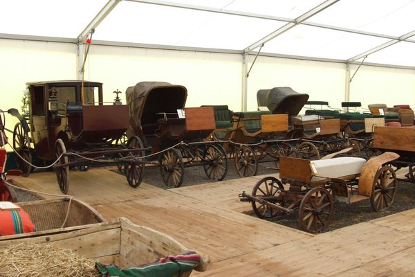 Muzeum Pojazdów Konnych Dworu i Wsi Kieleckiej - W Muzeum można obejrzeć dorożki, powozy, karety, bryczki. - fot. Z. Strojecki