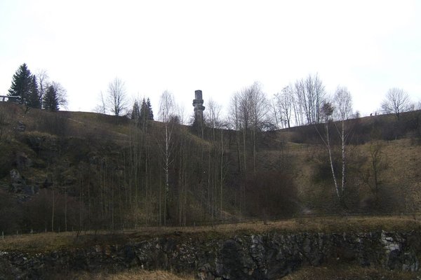 Rezerwat Przyrody Kadzielnia - W oddali pomnik Wojownikom o wyzwolenie narodowe i społeczne.Fot. Agnieszka Markiton