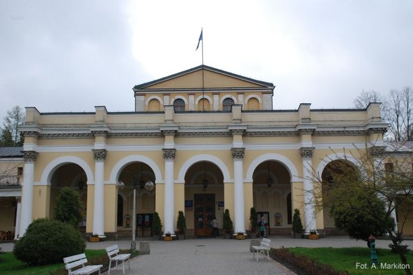 Sanatorium Marconi w Busku-Zdroju - Portyk filarowo-arkadowy z kolumnami