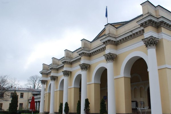 Sanatorium Marconi w Busku-Zdroju - Portyk filarowo-arkadowy z kolumnami