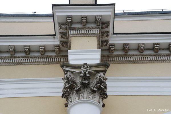 Sanatorium Marconi w Busku-Zdroju - Szczegół architektoniczny portyku