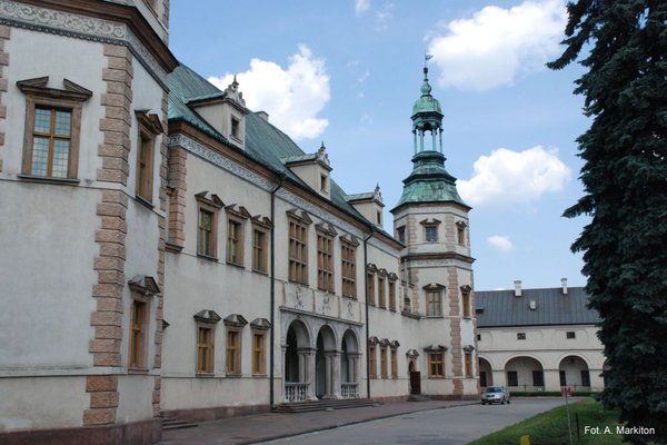 Pałac Biskupi - Zasada troistości w fasadzie