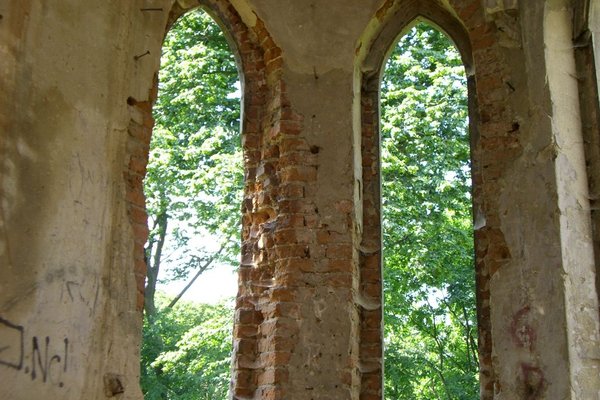 Pałac rodziny Karskich we Włostowie - Wnętrze kaplicy doświetlały wysokie ostrosłupowe okna. Fot. Edyta Ruszkowska