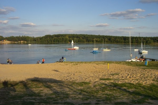 Cedzyna i okolice - Zalew otaczają lasy i piaszczyste plaże. Fot. Edyta Ruszkowska