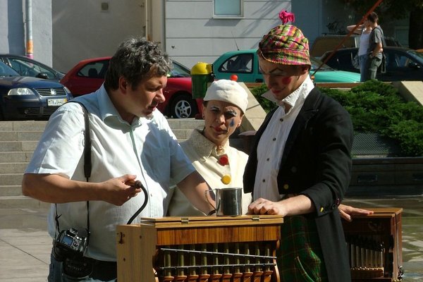 VI Międzynarodowy Festiwal Kataryniarzy - Przemysław Predygier z kataryniarzamiFot. J. Wrońska