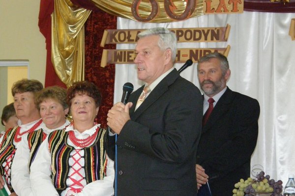 Jubileusz 25-lecia istnienia zespołu folklorystycznego „Nidzianecki” oraz 80-lecie istnienia Koła Gospodyń Wiejskich z Nidy  - Wśród gości był również Poseł Mirosław Pawlak
Fot. Jerzy Gumuła