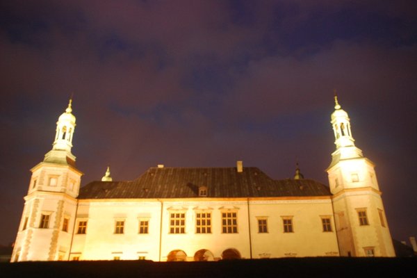 Otwarcie wystawy - Najcenniejsze zabytki Muzeum Narodowego w Kielcach - Oświetlenie testowe elewacji ogrodowejFot. A. Markiton