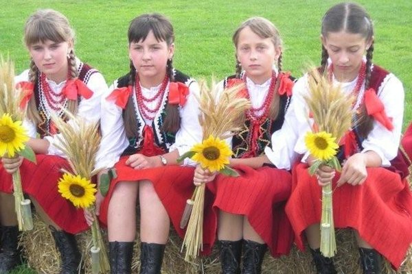 Zespół Małe Bielinianki - Podczas Dożynek Gminnych - Bieliny 2007 Fot. Anna Łubek