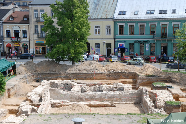 Ruiny pierwotnego ratusza - Ratusz był piętrowy, murowany