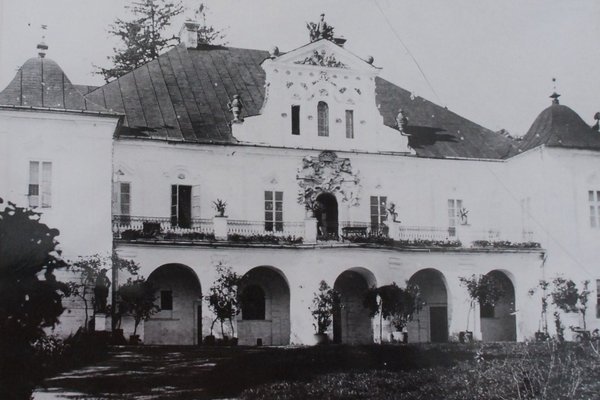 Pałac w Czyżowie Szlacheckim - Elewacja frontowa, lata ok. 1910 - 1914. Fot. z kroniki pałacu.