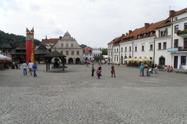 Rynek w Kazimierzu Dolnym - Charakterystycznym elementem kazimierskiego rynku są studnie. Fot. Edyta Ruszkowska