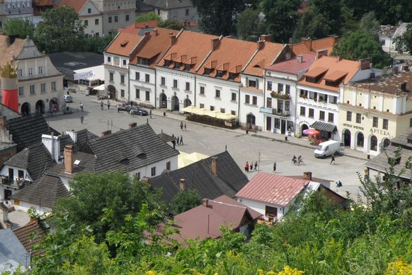 Kazimierz Dolny - Kazimierski rynek rozciąga się równolegle do biegu Wisły. Fot. Edyta Ruszkowska