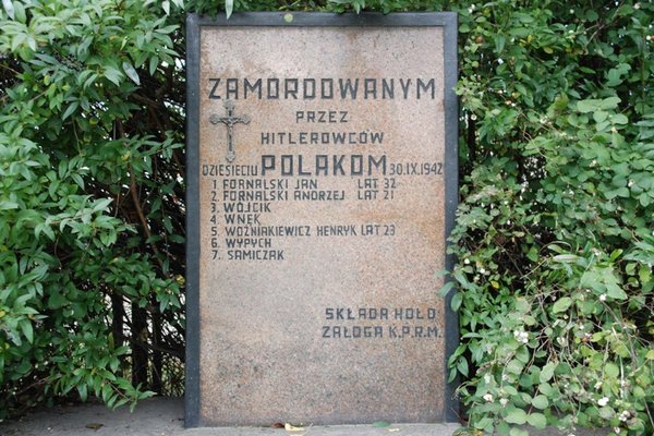 Pomnik 10 ofiar publicznej egzekucji z dnia 30 września 1942 r. - Fot. Agnieszka Markiton