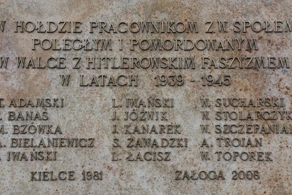 Kielce - ul. Mielczarskiego 93/95 - Tablica poświęcona pracownikom zakładów  „Społem”, poległym i pomordowanym w latach okupacji