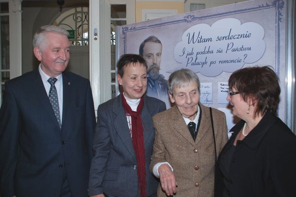 Oblęgorek - reaktywacja - fot. Małgorzata Kaczmarekwicemarszałek województwa świętokrzyskiego - Lech Janiszewski, Anna i Jadwiga - wnuczka i prawnuczka Henryka Sienkiewicza, Małgorzata Rupniewska - Muzeum Narodowe w Kielcach