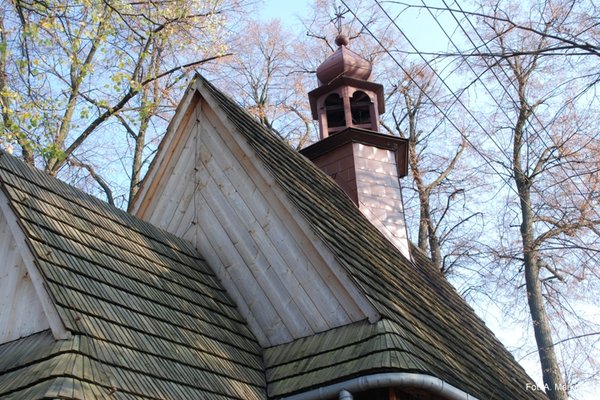 Kaplica NMP Matki Kościoła - Na szczytach szalunek ułożony „w jodełkę”