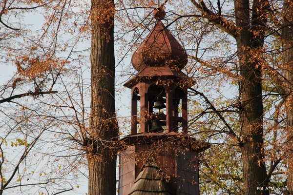 Kaplica NMP Matki Kościoła - Sześcioboczna wieżyczka sygnaturki, z baniastym, blaszanym hełmem