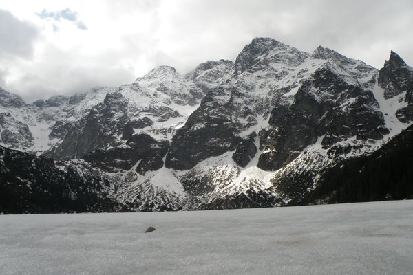 Morskie Oko - Tafla jeziora zamarznięta jest do maja. Fot. Edyta Ruszkowska