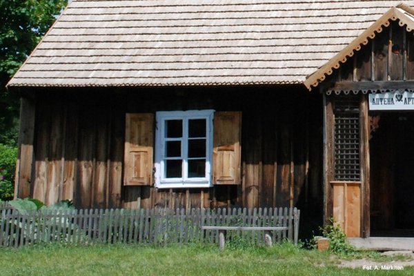 Dom organisty z Bielin - Dwuskrzydłowe, sześciopolowe okna