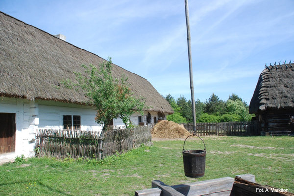 Zagroda ze Ślęzan - Podwórze ze stertą obornika odzwierciedla klimat „żyjącej zagrody”