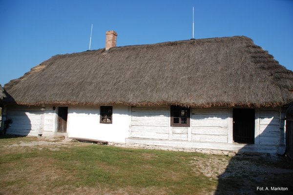 Zagroda z Bukowskiej Woli - Ściany chałupy o konstrukcji wieńcowej