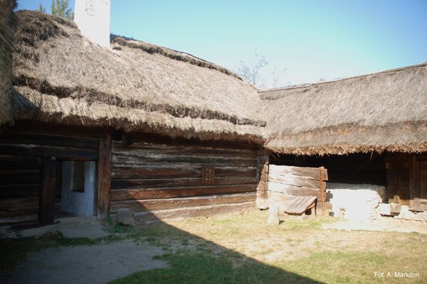 Zagroda z Radkowic - Tylna ściana izby z czteropolowym okienkiem