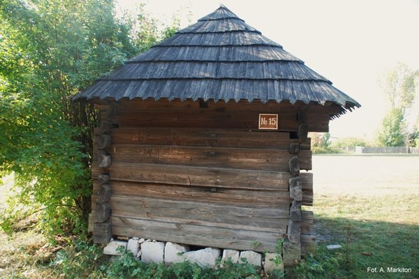 Kurnik z Bielin - Kurnik otwarty od dołu, nad gruntem