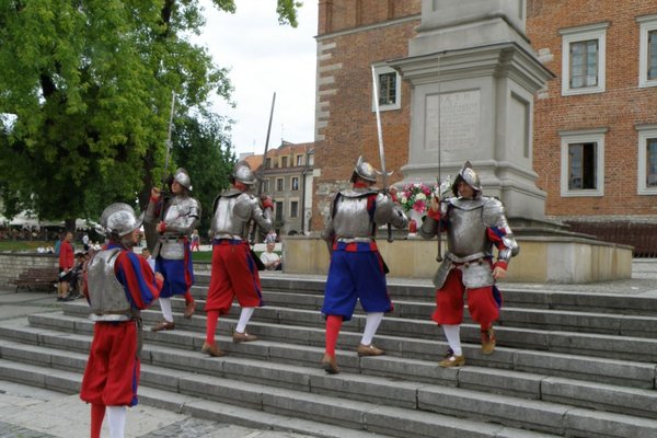 Sandomierz - Zmiana warty przed sandomierskim ratuszem. Fot. Edyta Ruszkowska