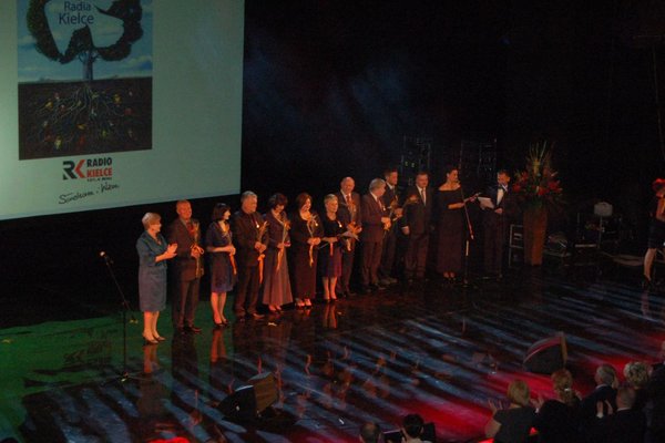 60 lat Radia Kielce - Pracownicy Radia Kielce nagrodzenie złotymi medalami za długoletnią służbę
Fot. Barbara Jankowska-Piróg