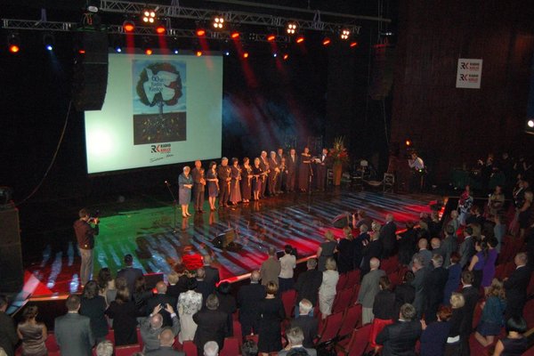 60 lat Radia Kielce - Pracownicy Radia Kielce nagrodzenie złotymi medalami za długoletnią służbę
Fot. Barbara Jankowska-Piróg