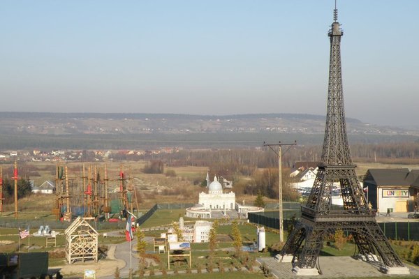 Park miniatur w Krajnie i wieża Eiffla - Fot. Edyta Ruszkowska