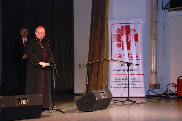 Koncert i aukcja na rzecz Hospicjum im. Błogosławionej Matki Teresy z Kalkuty w Kielcach - Ks. bp. Kazimierz Ryczan
Fot. Barbara Jankowska-Piróg