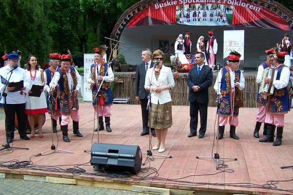 XXXVII Buskie Spotkania z Folklorem - Przemawia z-ca dyrektora WDK Małgorzata Michałowska-WójcikFot. Krzysztof Herod