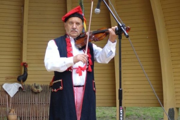 XXXVII Buskie Spotkania z Folklorem - koncert laureatów - Edward Gola - I miejsce w kategorii solistów-instrumentalistówFot. DDK