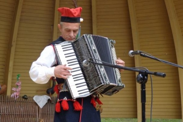 XXXVII Buskie Spotkania z Folklorem - koncert laureatów - Waldemar Nowak - II miejsce w kategorii solistów-instrumentalistówFot. DDK