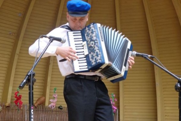 XXXVII Buskie Spotkania z Folklorem - koncert laureatów - Andrzej Madej - III miejsce w kategorii solistów-instrumentalistówFot. DDK