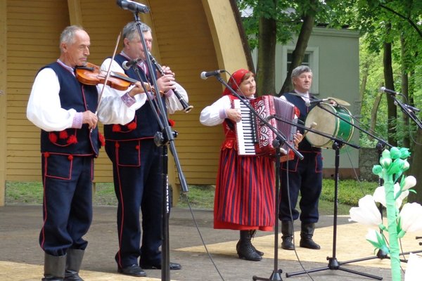 XXXVII Buskie Spotkania z Folklorem - koncert laureatów - Kapela Wesoła Trójka + Jeden - III miejsce w kategorii kapel ludowychFot. DDK