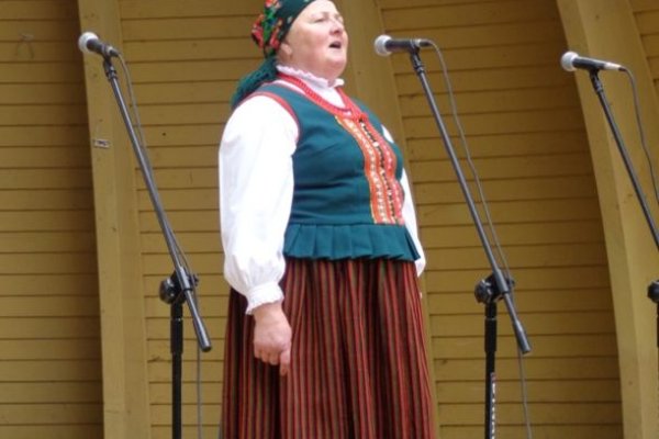 XXXVII Buskie Spotkania z Folklorem - koncert laureatów - Marianna Jamrożek - III miejsce w kategorii solistów-śpiewakówFot. DDK