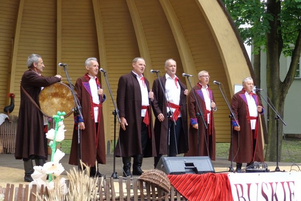 XXXVII Buskie Spotkania z Folklorem - koncert laureatów - Męski Zespół Śpiewaczy Kumotry - III miejsce w kategorii zespołów śpiewaczychFot. DDK