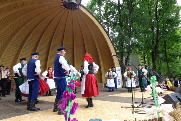 XXXVII Buskie Spotkania z Folklorem - koncert laureatów - Zespół Pieśni i Tańca DK MałogoszczFot. DDK