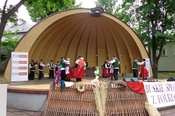 XXXVII Buskie Spotkania z Folklorem - koncert laureatów - Zespół Pieśni i Tańca GnieździskaFot. DDK