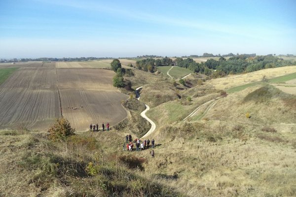 Szlak kulturowy i kulinarny Ponidzia i Powiśla - Wejście do grodziska w Stradowie. Fot. Edyta Ruszkowska