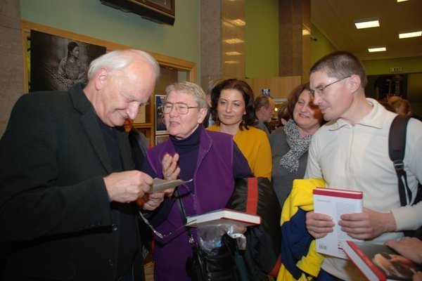 Spotkanie ze Stanisławem Janickim - Stanisław Janicki podpisuje swoją książkę
Fot. Agnieszka Markiton