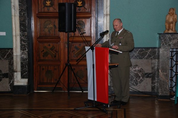 Uhonorowanie Kawalera Orderu Virtuli Militarii mjr Henryka Pawelca - Przywitanie gości przez płk. Wiesława ŚwięchowiczaFot. Agnieszka Markiton