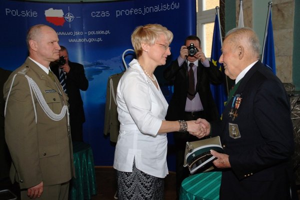 Uhonorowanie Kawalera Orderu Virtuli Militarii mjr Henryka Pawelca - Pani Minister Beata Oczkowicz i Henryk Pawelec ps. 