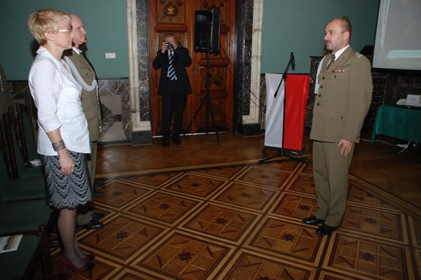 Uhonorowanie Kawalera Orderu Virtuli Militarii mjr Henryka Pawelca - Dowódca uroczystości składa meldunek o zakończeniu uroczystości.Fot. Agnieszka Markiton