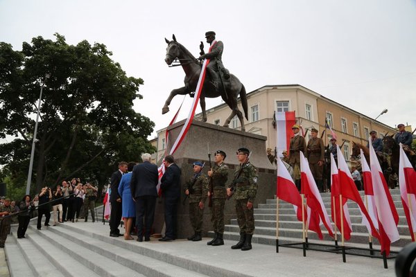 Odsłonięcie pomnika Józefa Piłsudskiego w Kielcach - fot. Małgorzata Chmiel